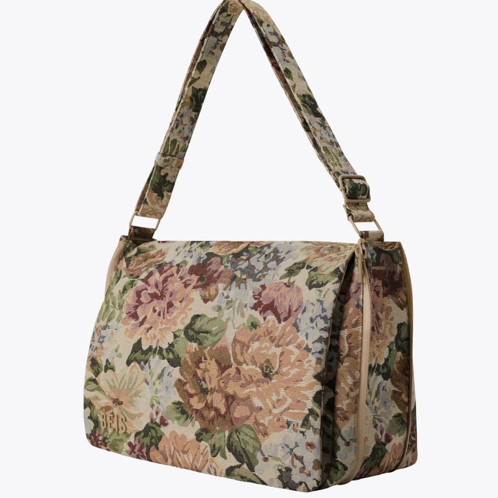 Beis The Expandable Messenger Tote 
in Vintage Floral